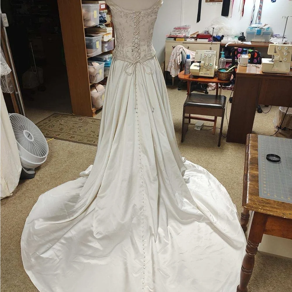 Wedding Dress - Picture 5 of 9